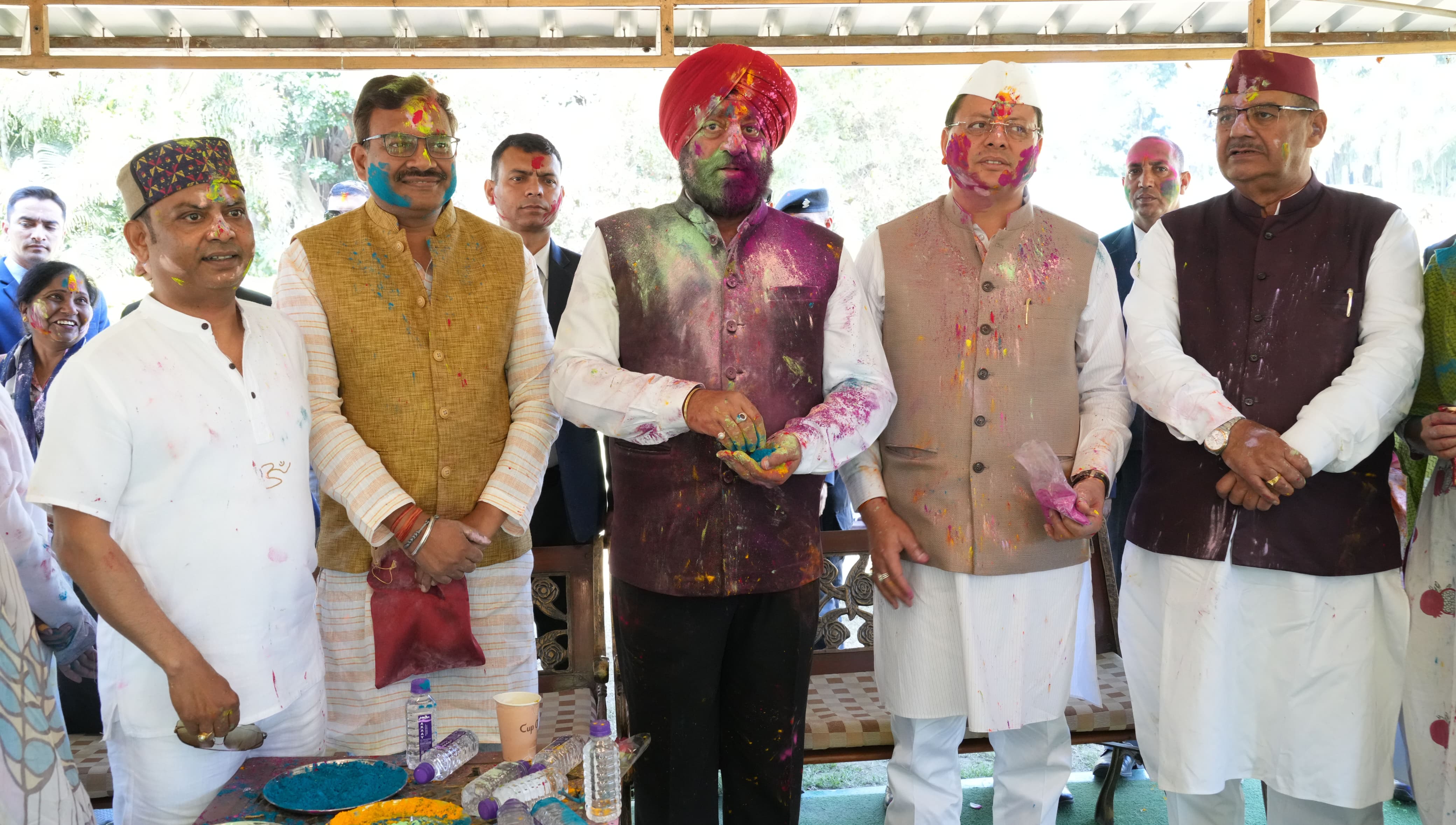 राजभवन में राज्यपाल और मुख्यमंत्री के साथ अन्य गणमान्य लोग। राजभवन में राज्यपाल और मुख्यमंत्री के साथ अन्य गणमान्य लोग।