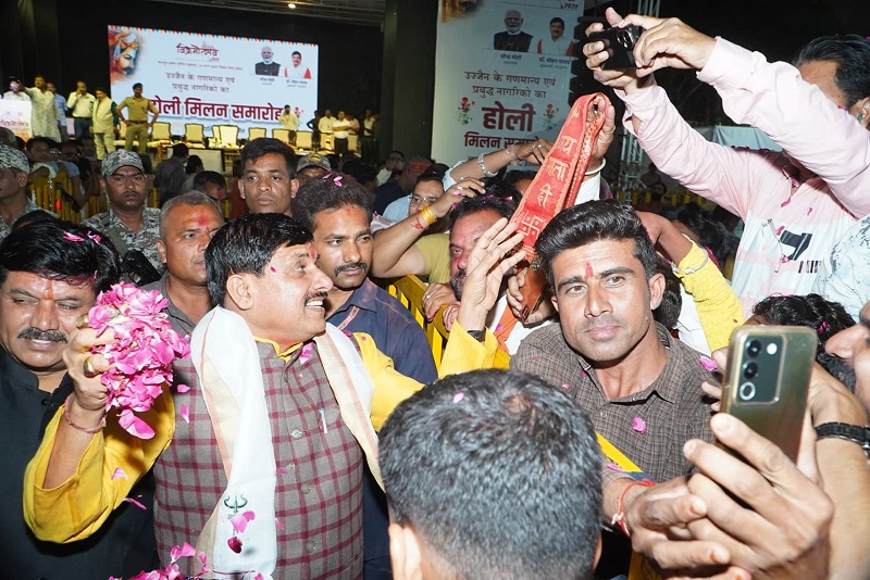 मुख्यमंत्री डॉ यादव ने उज्जैन में नागरिकों के साथ खेली फूलों की होली मुख्यमंत्री डॉ यादव ने उज्जैन में नागरिकों के साथ खेली फूलों की होली