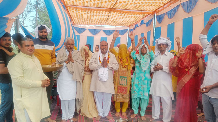 मुख्यजमान सोमदत्त व सरपंच पूनम देवी         पुरुषोत्तम नम्बरदार शिला देवी श्रद्धालु के साथ महायज्ञ में पूर्ण आहुति डालते हुए।