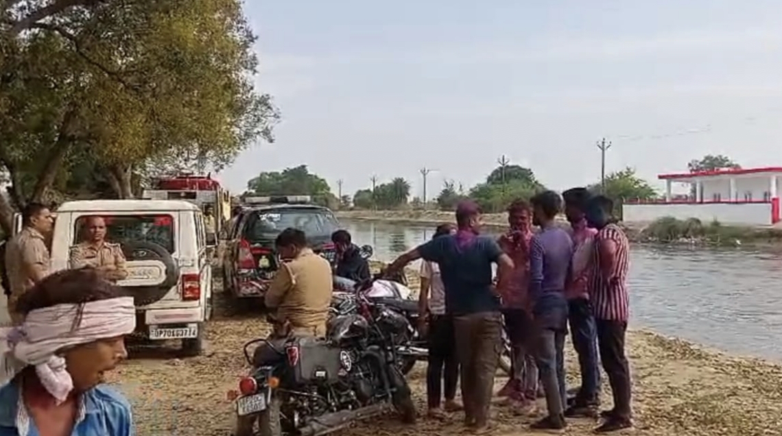 मौके पर जांच करती पुलिस टीम मौके पर जांच करती पुलिस टीम