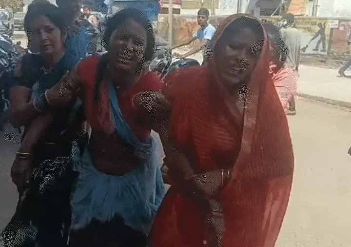 हादसे के बाद बिलखते परिजन हादसे के बाद बिलखते परिजन