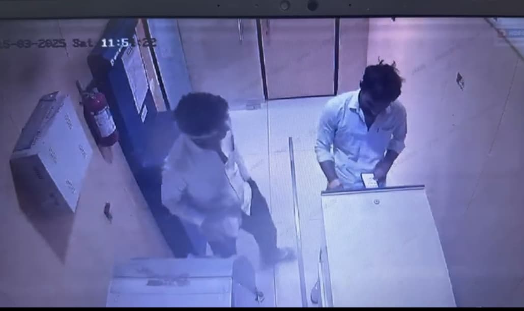 सीसीटीवी कैमरे में कैद हुए युवक। सीसीटीवी कैमरे में कैद हुए युवक।