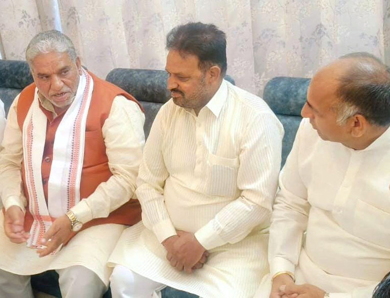 सोनीपत: पंचायत मंत्री कृष्ण लाल पंवार कार्यकर्ताओं के साथ बातचीत करते हुए। सोनीपत: पंचायत मंत्री कृष्ण लाल पंवार कार्यकर्ताओं के साथ बातचीत करते हुए।