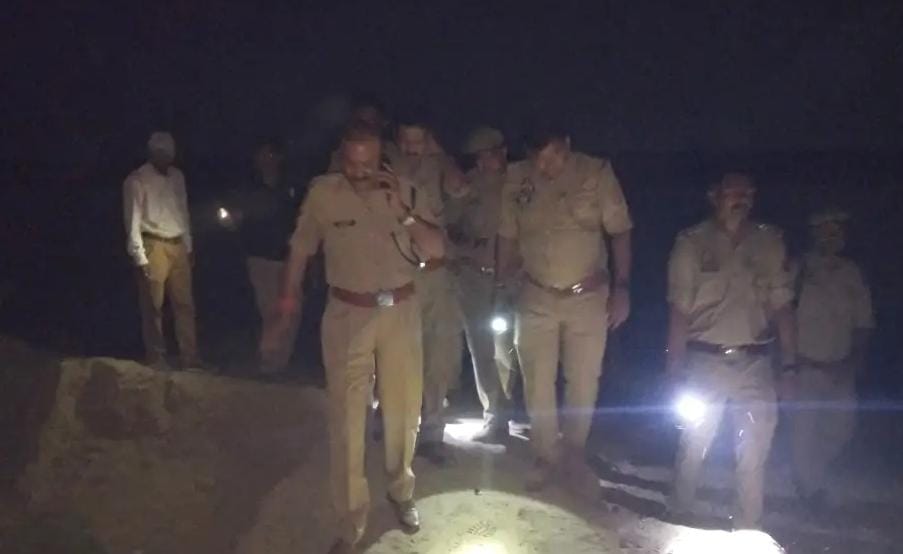 गंगा में चल रहे रेस्कयू ऑपरेशन की तस्वीरें गंगा में चल रहे रेस्कयू ऑपरेशन की तस्वीरें