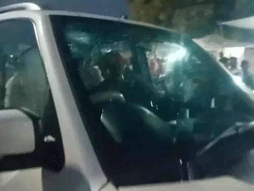 केंद्रीय मंत्री गजेंद्र सिंह शेखावत के काफिले की क्षतिग्रस्त गाड़ी। केंद्रीय मंत्री गजेंद्र सिंह शेखावत के काफिले की क्षतिग्रस्त गाड़ी।