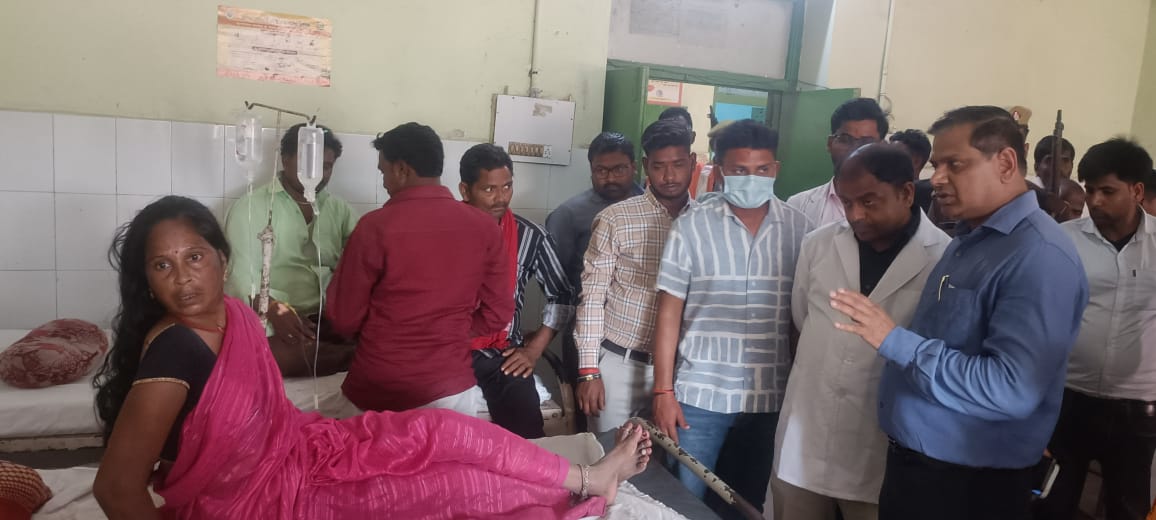 अस्पताल में नाव हादसे में रेस्क्यू कर अस्पताल लाए गए लोगों का हालचाल लेते अधिकारी अस्पताल में नाव हादसे में रेस्क्यू कर अस्पताल लाए गए लोगों का हालचाल लेते अधिकारी