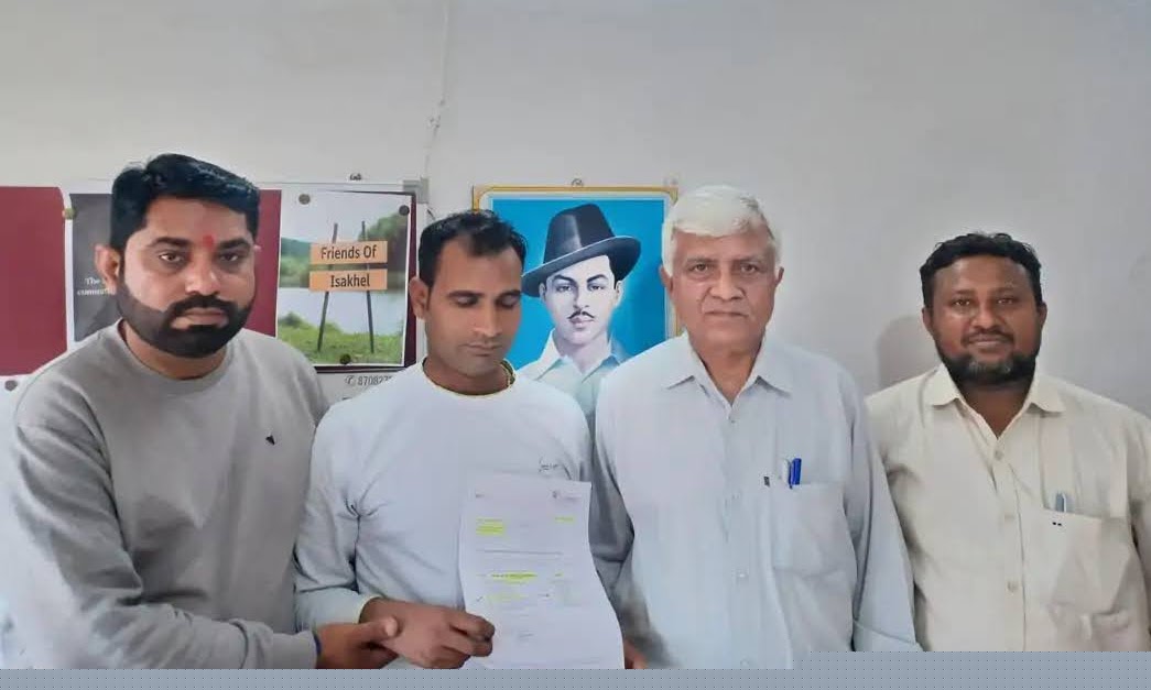 शिकायत पत्र सौंपते आरटीआई एक्टिविस्ट पीपी कपूर व पीड़ित शिकायत पत्र सौंपते आरटीआई एक्टिविस्ट पीपी कपूर व पीड़ित
