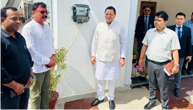 खटीमा स्थित आवास पर स्मार्ट लगवाने के बाद अधिकारियाें काे निर्देश देते सीएम धामी। खटीमा स्थित आवास पर स्मार्ट लगवाने के बाद अधिकारियाें काे निर्देश देते सीएम धामी।