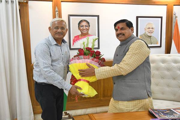 मुख्यमंत्री डॉ. यादव से देवी अहिल्या विश्वविद्यालय इंदौर के कुलगुरू प्रोफेसर डॉ. राकेश सिंघई ने भेंट की मुख्यमंत्री डॉ. यादव से देवी अहिल्या विश्वविद्यालय इंदौर के कुलगुरू प्रोफेसर डॉ. राकेश सिंघई ने भेंट की