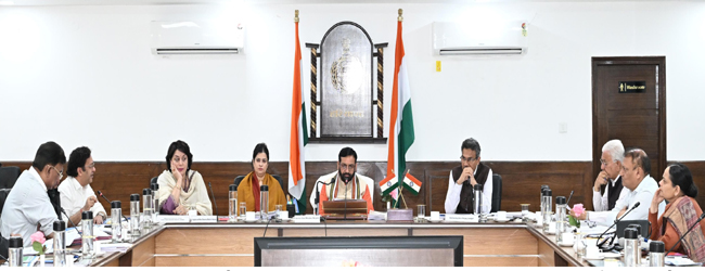 हरियाणा के मुख्यमंत्री नायब सैनी विभागीय अधिकारियाें की बैठक लेते हुए हरियाणा के मुख्यमंत्री नायब सैनी विभागीय अधिकारियाें की बैठक लेते हुए