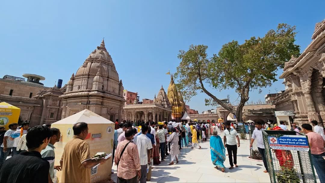 बाबा के दरबार में उमड़ी श्रद्धालुओं की भीड़ बाबा के दरबार में उमड़ी श्रद्धालुओं की भीड़