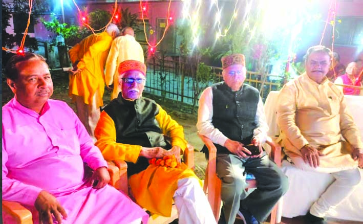 काव्य पाठ करते कविगण काव्य पाठ करते कविगण