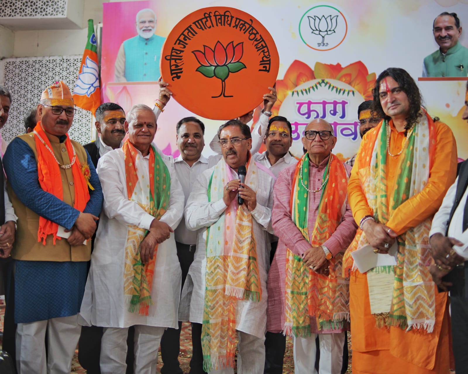 अधिवक्ता होली मिलन समारोह में कलाकारों ने बिखेरे ब्रज की होली के रंग अधिवक्ता होली मिलन समारोह में कलाकारों ने बिखेरे ब्रज की होली के रंग