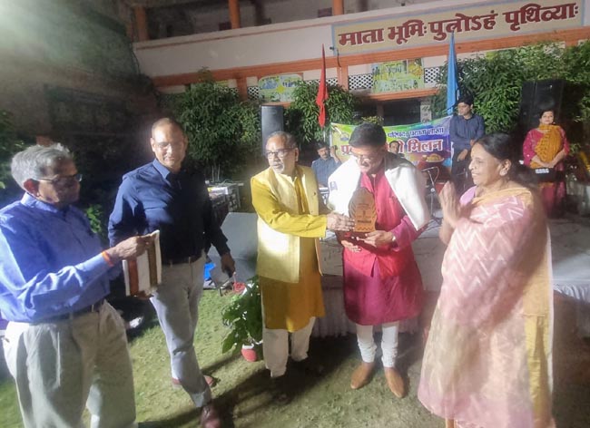 मुख्य अतिथि को सम्मानित करते