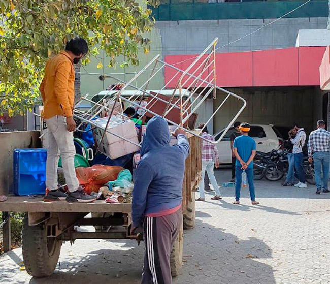 सोनीपत: नगर पालिका कर्मचारी जब्त किए गए सामान को नगरपालिका परिसर में उतारते हुए। सोनीपत: नगर पालिका कर्मचारी जब्त किए गए सामान को नगरपालिका परिसर में उतारते हुए।