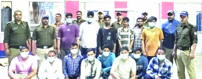 पुलिस गिरफ्त में आरोपित पुलिस गिरफ्त में आरोपित