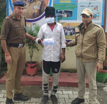 पुलिस की गिरफ्त में पकड़ा गया आरोपित। पुलिस की गिरफ्त में पकड़ा गया आरोपित।
