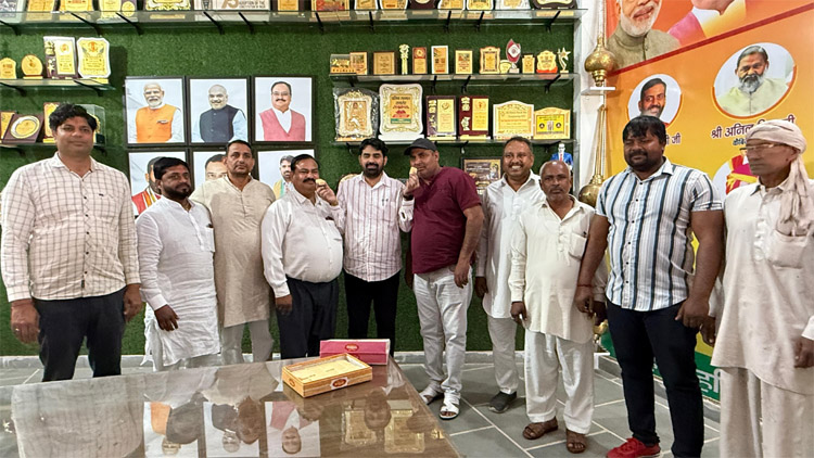 सोनीपत: नव नियुक्त पार्षदों को लड्डू खिलाते पवन खरखौदा सोनीपत: नव नियुक्त पार्षदों को लड्डू खिलाते पवन खरखौदा