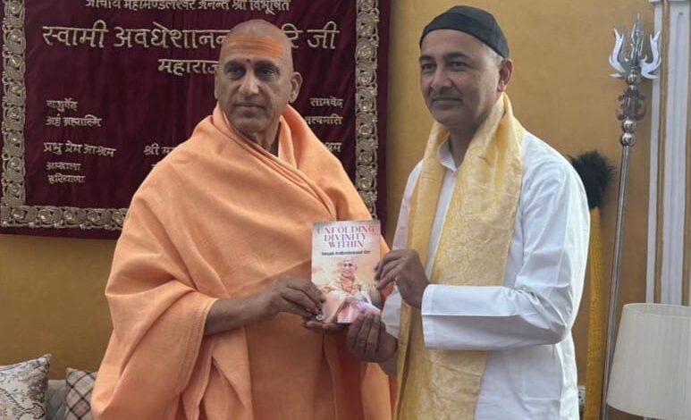 अवधेशानंद गिरी से आशीर्वाद लेते विधायक काजी निजामुद्दीन अवधेशानंद गिरी से आशीर्वाद लेते विधायक काजी निजामुद्दीन