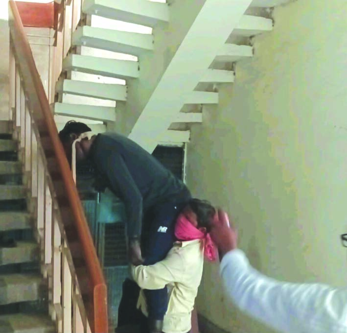 शव को नीचे उतारते लोग शव को नीचे उतारते लोग