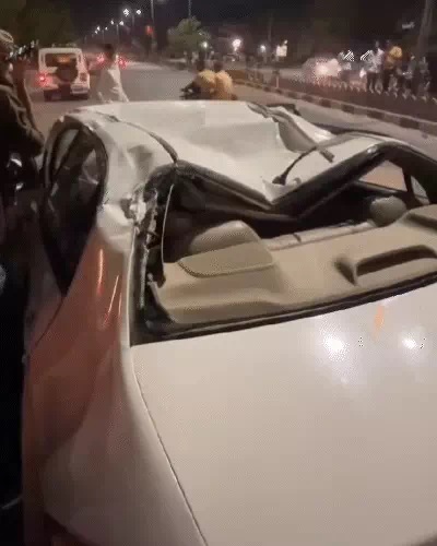 कार के आगे और पीछे का हिस्सा बुरी तरह से क्षतिग्रस्त हो गया। कार के आगे और पीछे का हिस्सा बुरी तरह से क्षतिग्रस्त हो गया।
