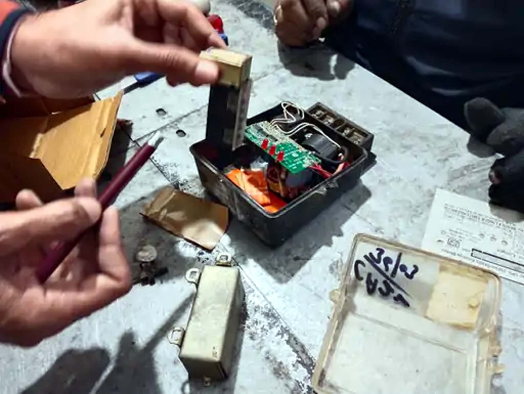 टेंपर मिले मीटरों की जांच करते अधिकारी। टेंपर मिले मीटरों की जांच करते अधिकारी।