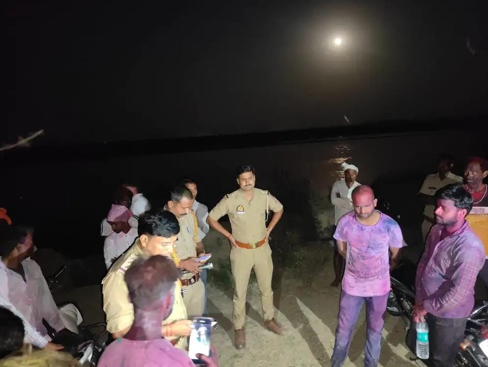 गंगा में चल रहे रेस्कयू ऑपरेशन की तस्वीरें गंगा में चल रहे रेस्कयू ऑपरेशन की तस्वीरें