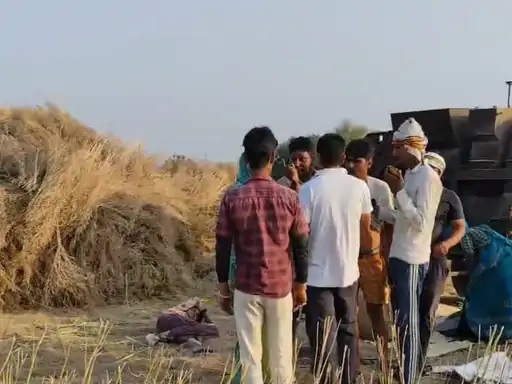 खेत में बेहोश पड़ी जसोदा। खेत में बेहोश पड़ी जसोदा।