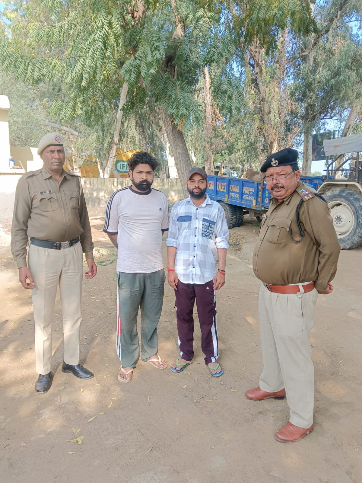 नशा तस्करी में संलिप्त लोगों के खिलाफ अभियान चलाती पुलिस । नशा तस्करी में संलिप्त लोगों के खिलाफ अभियान चलाती पुलिस ।