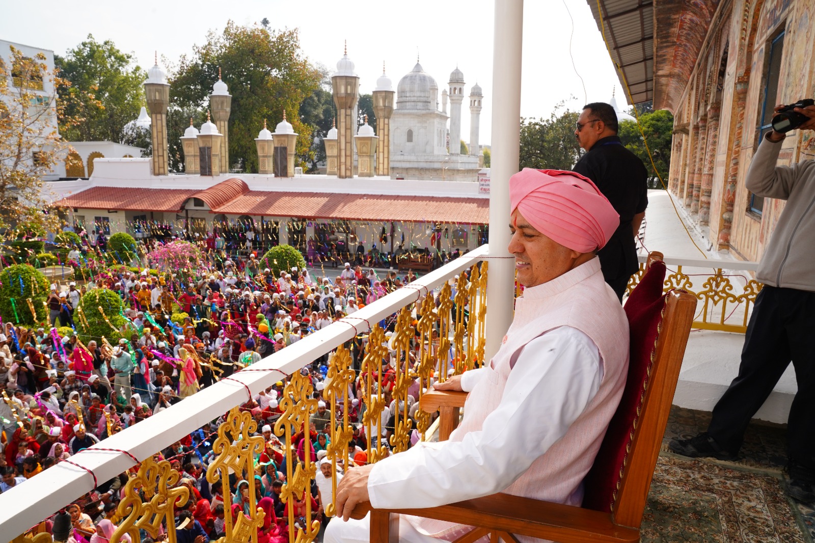 संगताें काे दर्शन दे श्री महंत देवेंद्रदास जी महाराज। संगताें काे दर्शन दे श्री महंत देवेंद्रदास जी महाराज।