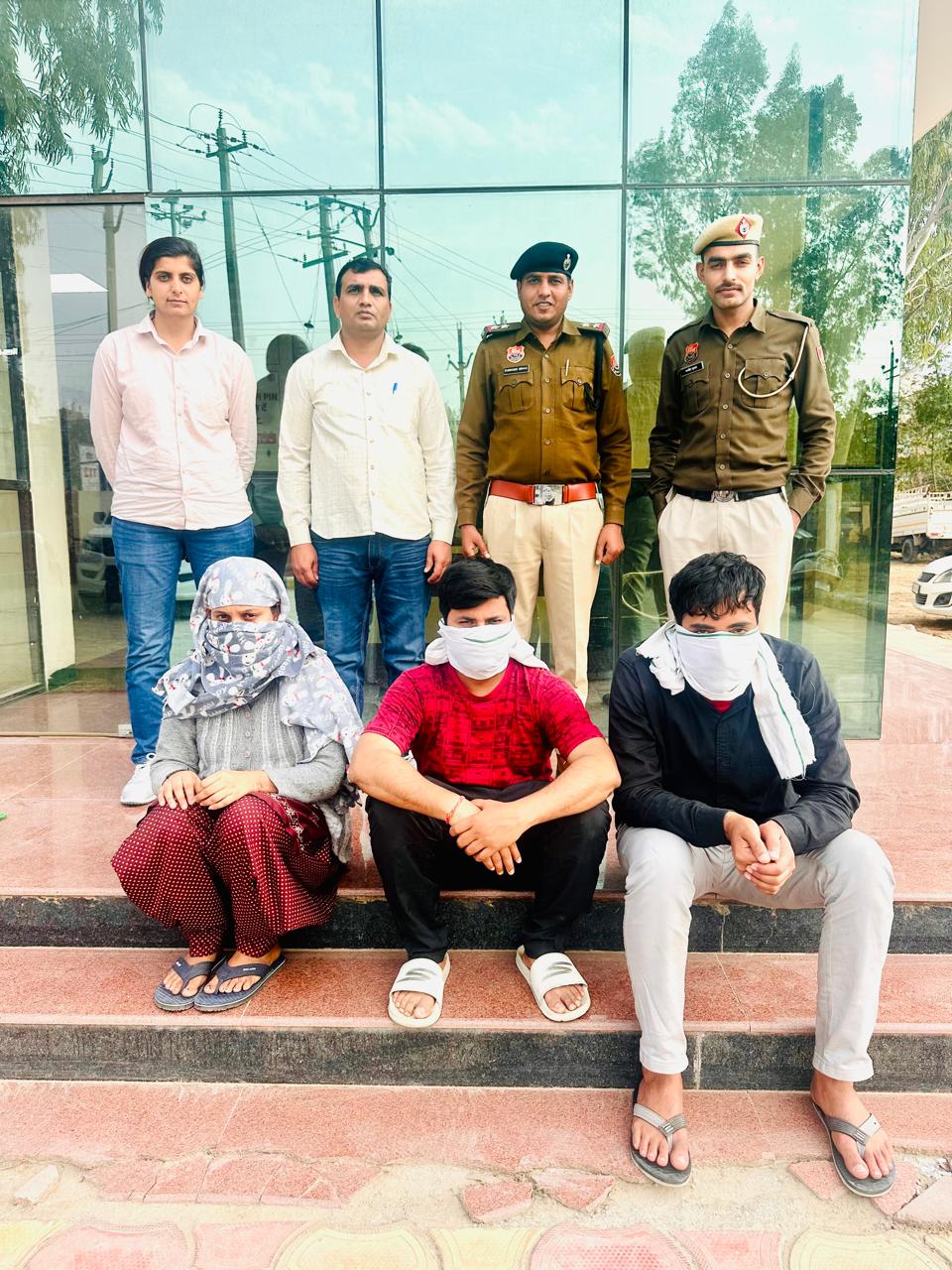 पुलिस द्वारा गिरफ्तार किए गए साइबर ठगी के आरोपी। पुलिस द्वारा गिरफ्तार किए गए साइबर ठगी के आरोपी।
