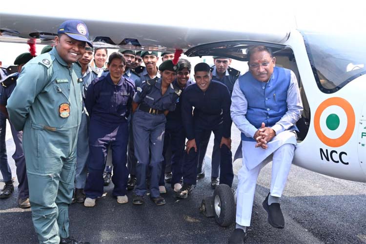 मुख्यमंत्री विष्णुदेव साय ने जशपुर के आगडीह हवाई पट्टी में एनसीसी रायपुर के कैडेट्स के साथ