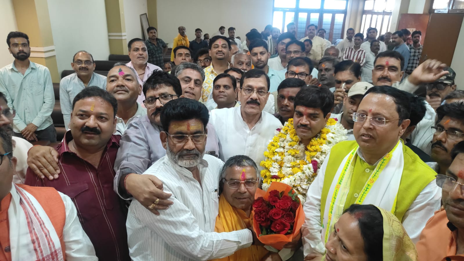 नवनिर्वाचित जिलाध्यक्ष का स्वागत करते जनप्रतिनिधि व भाजपा के लोग नवनिर्वाचित जिलाध्यक्ष का स्वागत करते जनप्रतिनिधि व भाजपा के लोग