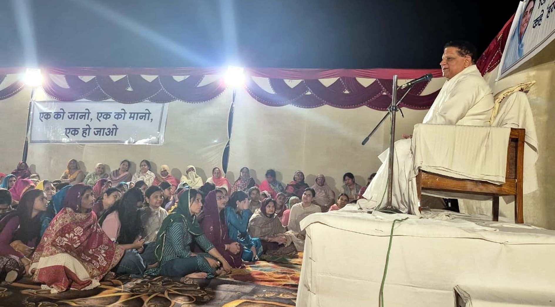 सेक्टर 1-4 में आयोजित सत्संग में प्रवचन करते बलदेव राज नागपाल। सेक्टर 1-4 में आयोजित सत्संग में प्रवचन करते बलदेव राज नागपाल।