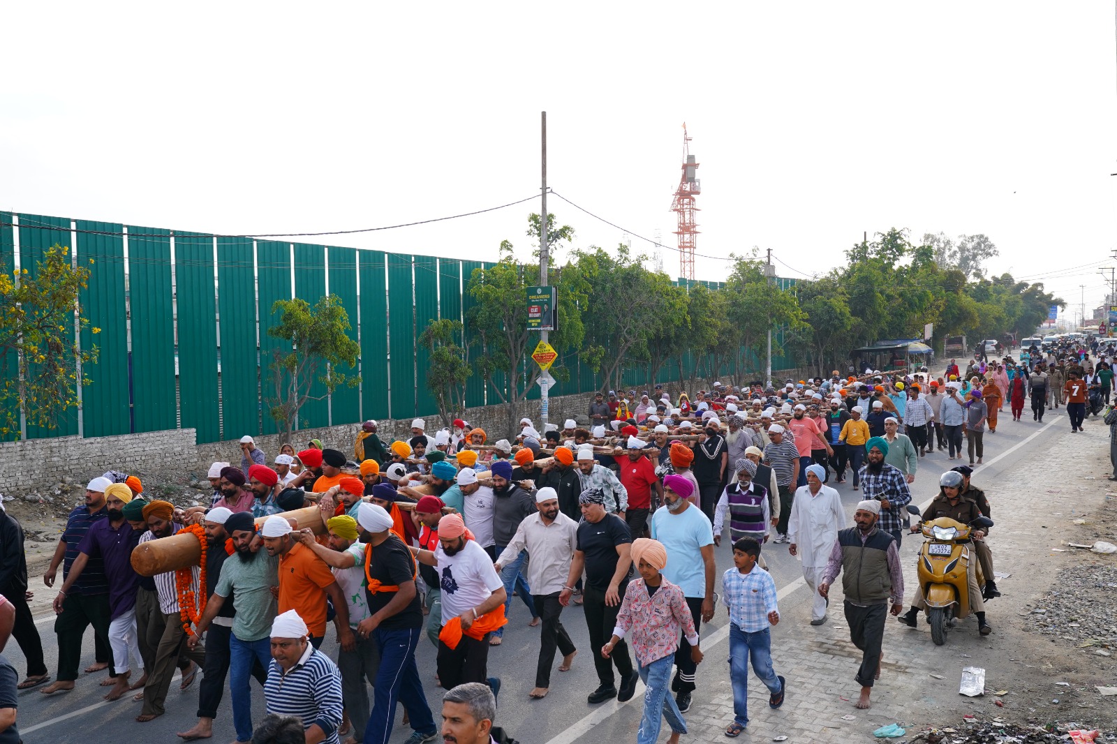 ध्वजदंड काे दरबार साहिब पहुंचाते श्रद्धालु। ध्वजदंड काे दरबार साहिब पहुंचाते श्रद्धालु।