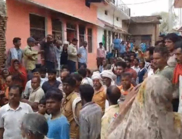 घटना के बाद ससुराल पहुंचे परिजन हंगामा करते हुए घटना के बाद ससुराल पहुंचे परिजन हंगामा करते हुए