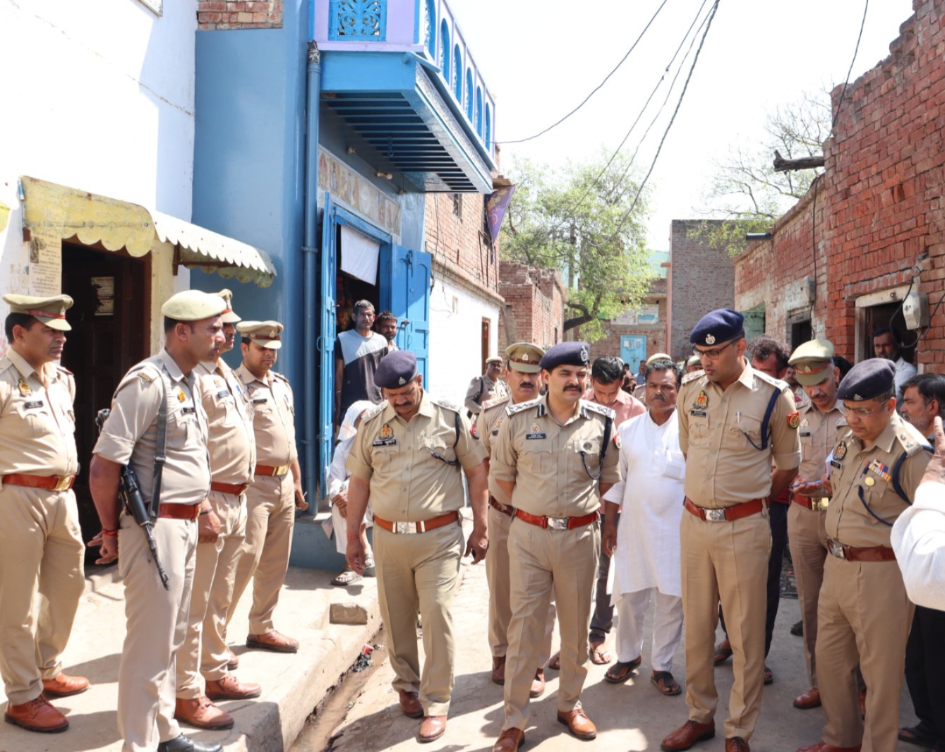 घटना क्षेत्र गांव राठौड़ा पहुंचे उपमहानिरीक्षक मेरठ पूछताछ करते हुए घटना क्षेत्र गांव राठौड़ा पहुंचे उपमहानिरीक्षक मेरठ पूछताछ करते हुए
