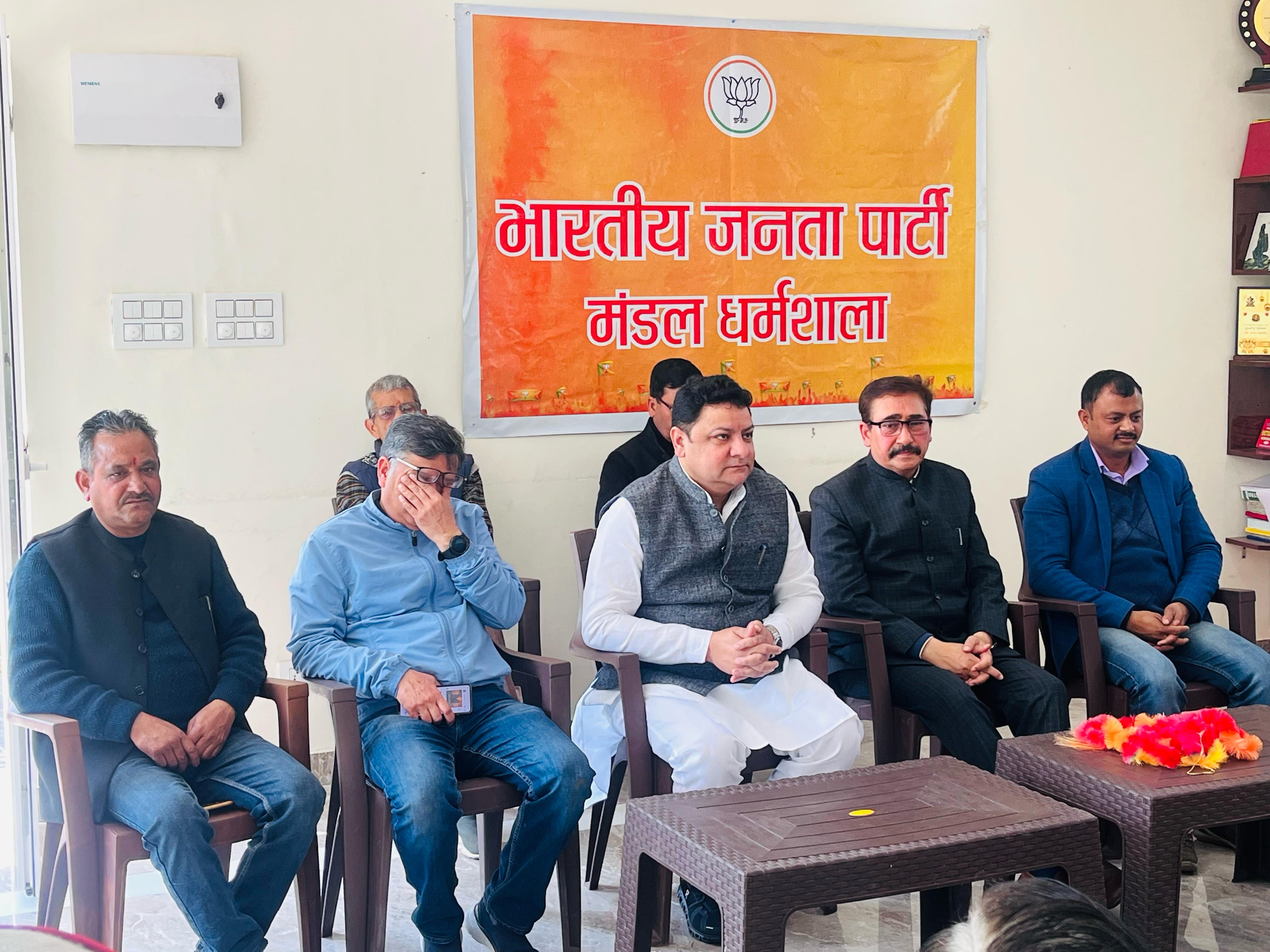 बैठक के दौरान मौजूद भाजपा नेता। बैठक के दौरान मौजूद भाजपा नेता।