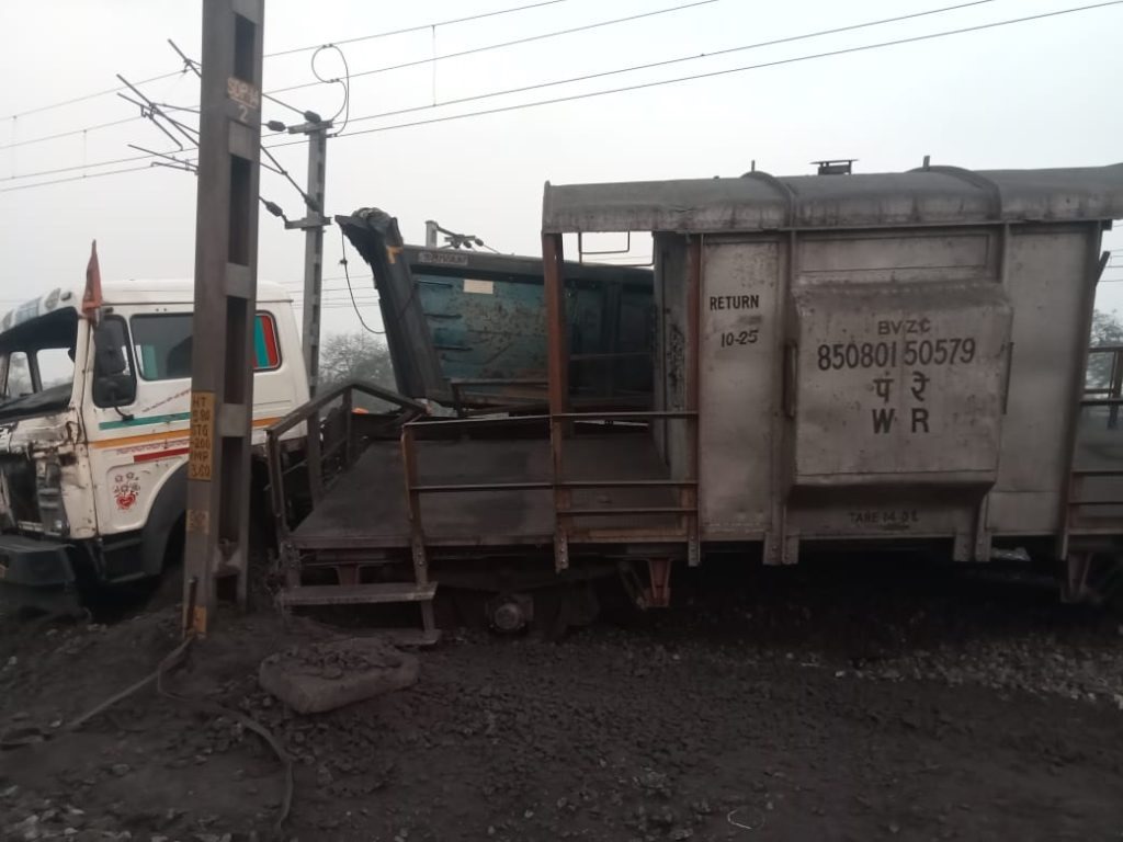 SECL साइडिंग पर तेज रफ्तार ट्रक ने मालगाड़ी को मारी टक्कर, डिब्बा पटरी से उतरा SECL साइडिंग पर तेज रफ्तार ट्रक ने मालगाड़ी को मारी टक्कर, डिब्बा पटरी से उतरा