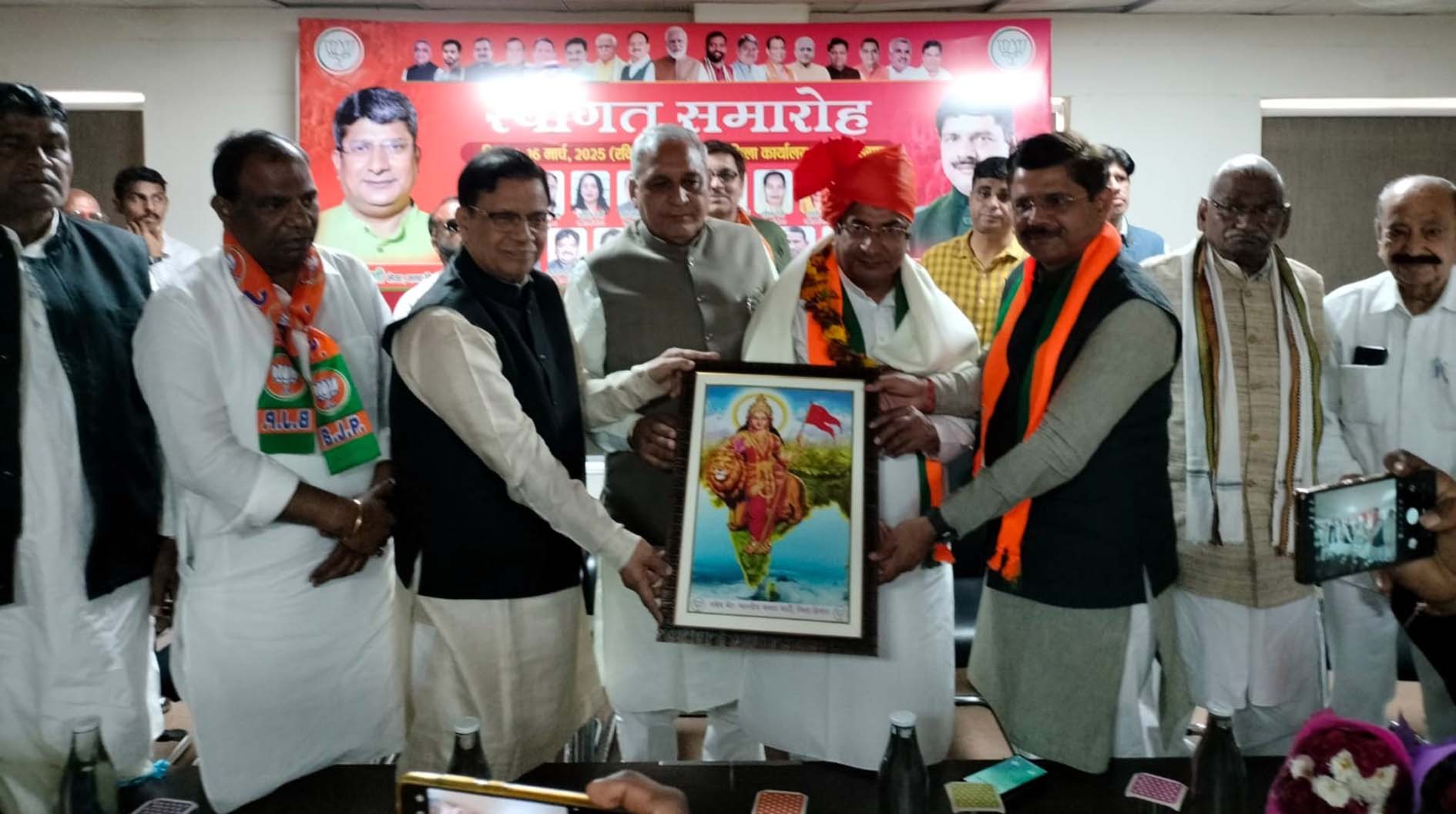 नवनिर्वाचित मेयर व पार्षदों का अभिनंदन करते पार्टी नेता व उपस्थित गणमान्य व्यक्ति। नवनिर्वाचित मेयर व पार्षदों का अभिनंदन करते पार्टी नेता व उपस्थित गणमान्य व्यक्ति।
