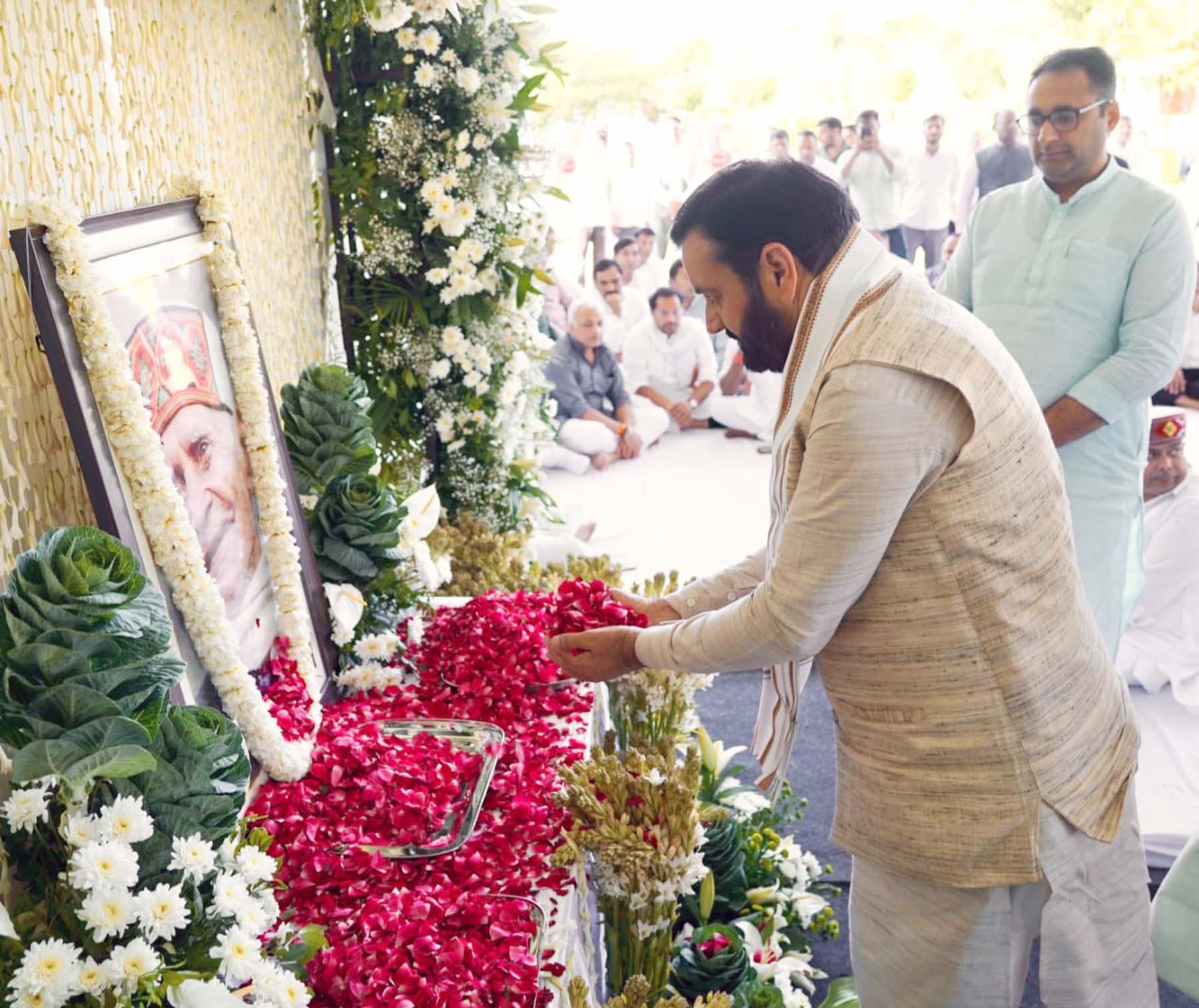 केंद्रीय मंत्री भूपेंद्र यादव के पिता के निधन पर उन्हें श्रद्धासुमन अर्पित करते मुख्यमंत्री नायब सिंह सैनी। केंद्रीय मंत्री भूपेंद्र यादव के पिता के निधन पर उन्हें श्रद्धासुमन अर्पित करते मुख्यमंत्री नायब सिंह सैनी।