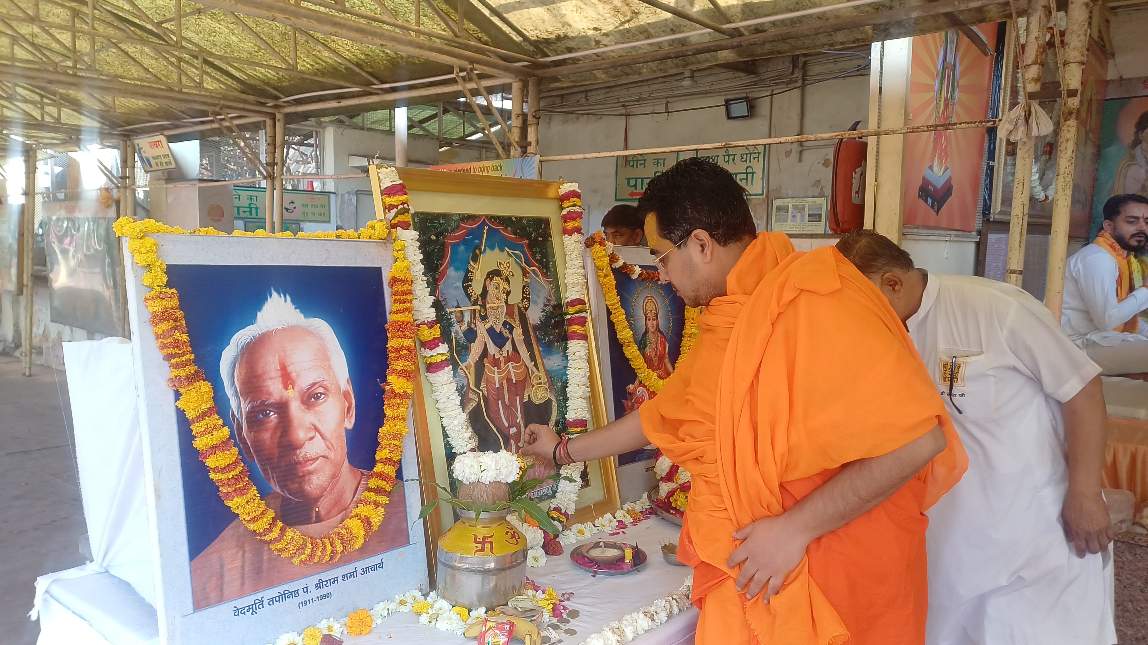 गौरांग महाप्रभु जयंती महोत्सव : गोविंद देवजी मंदिर में नौ कुंडीय गायत्री महायज्ञ हुआ गौरांग महाप्रभु जयंती महोत्सव : गोविंद देवजी मंदिर में नौ कुंडीय गायत्री महायज्ञ हुआ