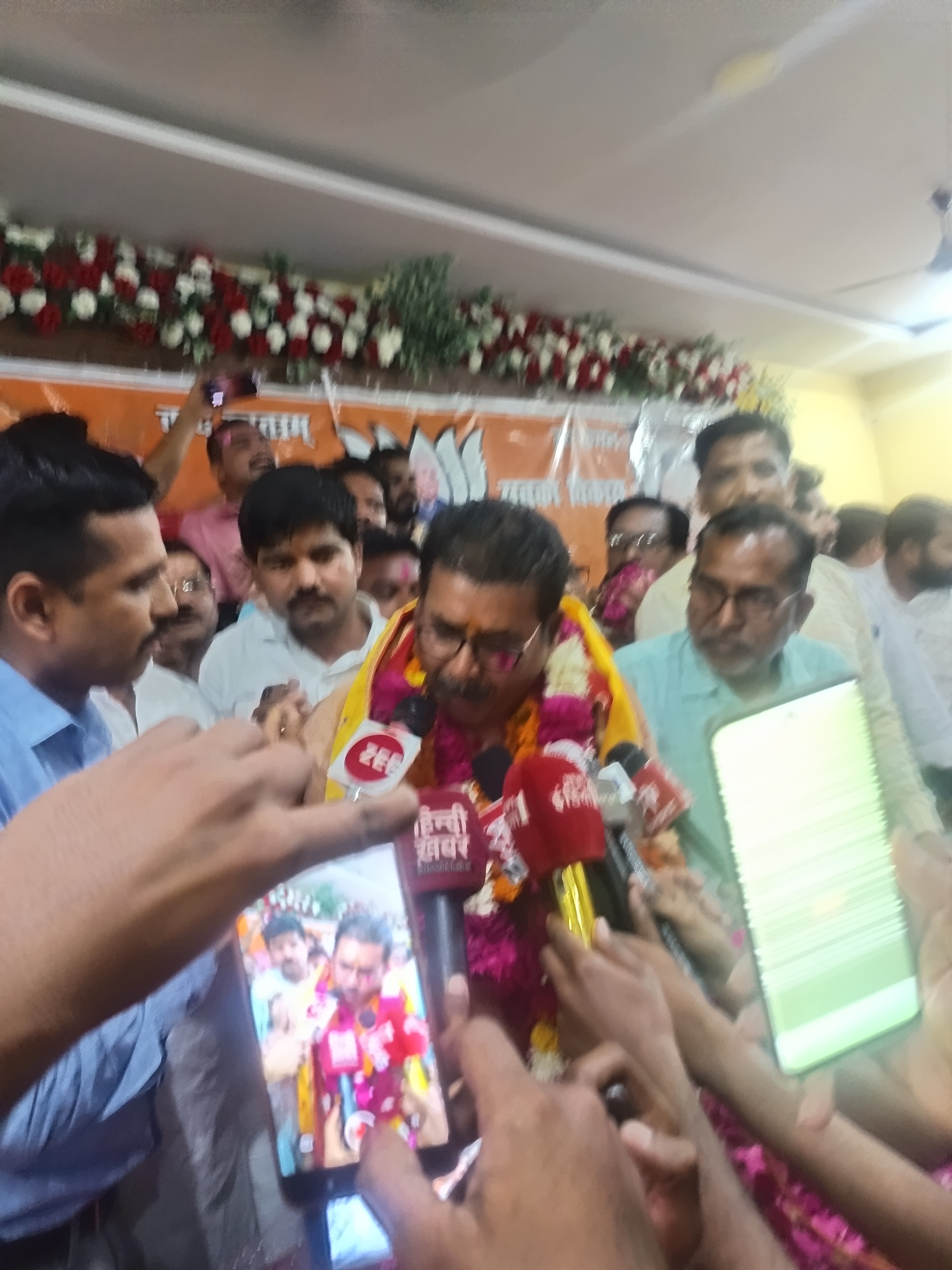 पार्टी कार्यालय पर बधाई स्वीकार करते हुए राजेश शुक्ला पार्टी कार्यालय पर बधाई स्वीकार करते हुए राजेश शुक्ला
