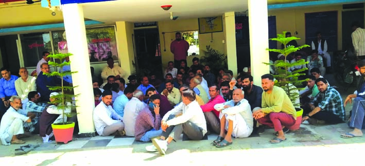 थाने में प्रदर्शन करते ग्रामीण थाने में प्रदर्शन करते ग्रामीण