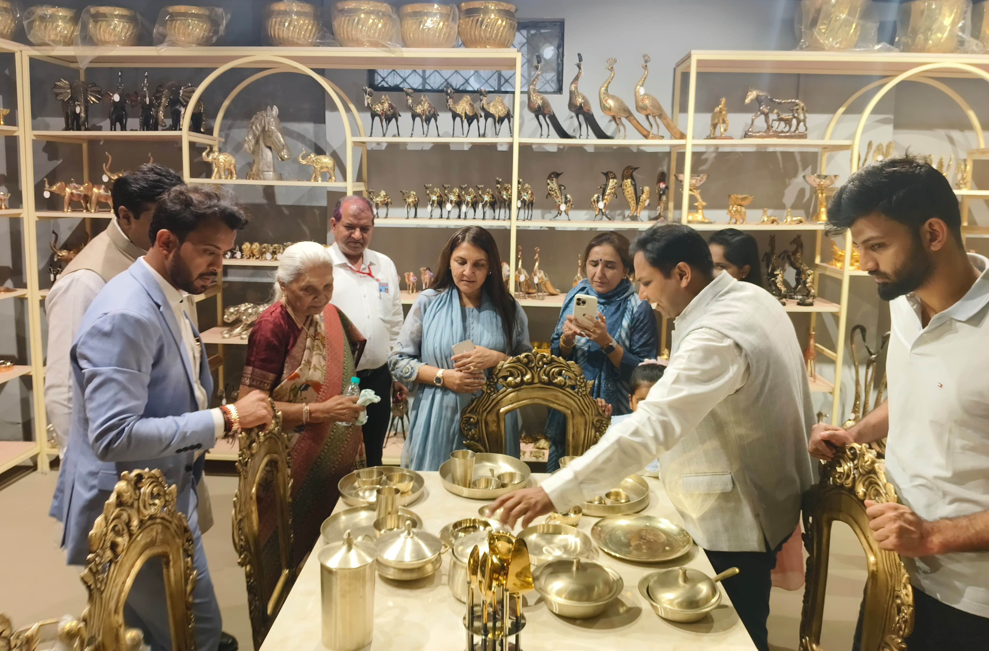 मुरादाबाद में निजी दौरे पहुंचीं उप्र की राज्यपाल आनंदीबेन पटेल ने ब्रास आइटम के शोरूम व एक्सपोर्ट फर्मो में देखे पीतल के उत्पाद मुरादाबाद में निजी दौरे पहुंचीं उप्र की राज्यपाल आनंदीबेन पटेल ने ब्रास आइटम के शोरूम व एक्सपोर्ट फर्मो में देखे पीतल के उत्पाद