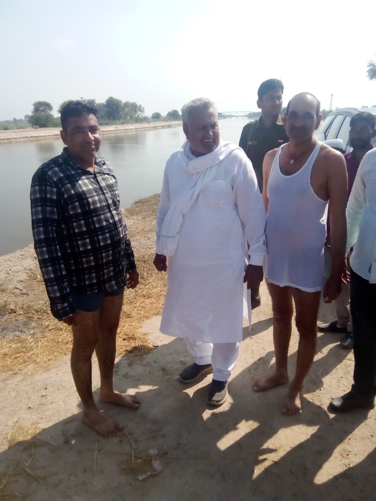 महिला व उसके बेटे को सकुशल बाहर निकाले के बाद विधायक के साथ खड़े कृष्ण व श्याम सिंह। महिला व उसके बेटे को सकुशल बाहर निकाले के बाद विधायक के साथ खड़े कृष्ण व श्याम सिंह।