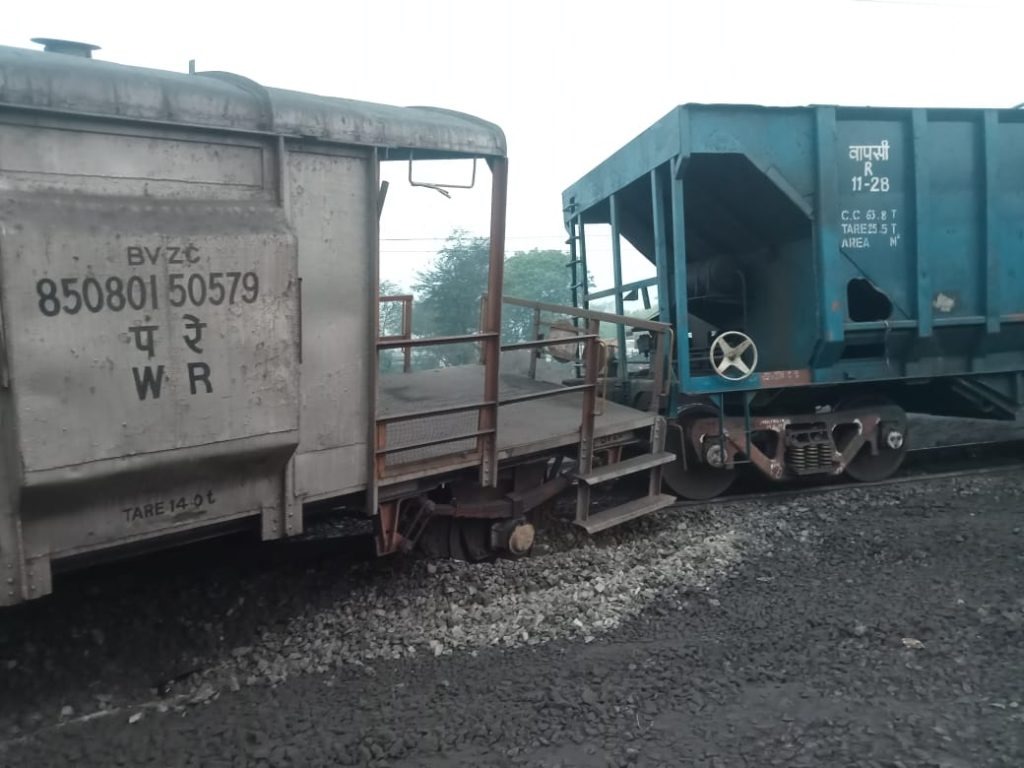 SECL साइडिंग पर तेज रफ्तार ट्रक ने मालगाड़ी को मारी टक्कर, डिब्बा पटरी से उतरा SECL साइडिंग पर तेज रफ्तार ट्रक ने मालगाड़ी को मारी टक्कर, डिब्बा पटरी से उतरा