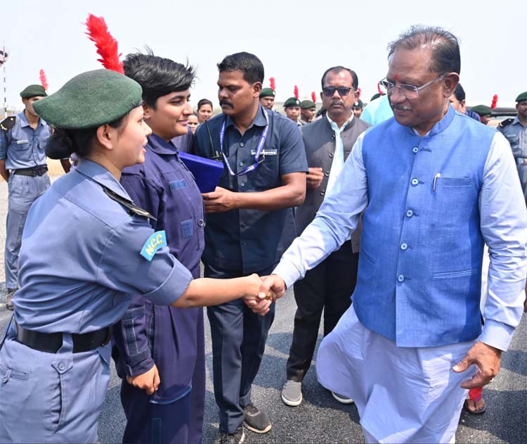 मुख्यमंत्री विष्णुदेव साय ने जशपुर के आगडीह हवाई पट्टी में एनसीसी रायपुर के कैडेट्स के साथ मुख्यमंत्री विष्णुदेव साय ने जशपुर के आगडीह हवाई पट्टी में एनसीसी रायपुर के कैडेट्स के साथ