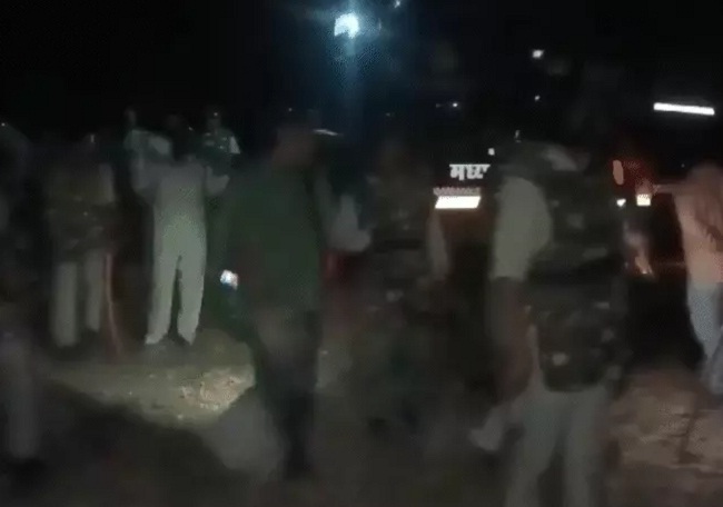 मऊगंज में पुलिसकर्मियों पर हमले के बाद की तस्वीर मऊगंज में पुलिसकर्मियों पर हमले के बाद की तस्वीर