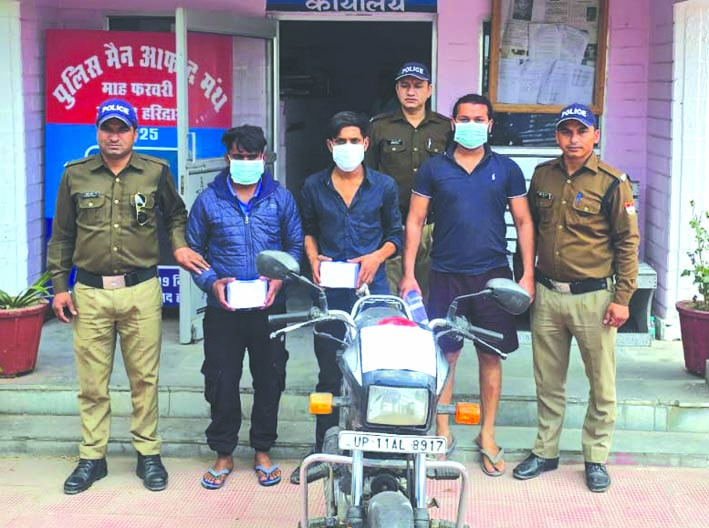 पुलिस गिरफ्त में लूट के ओरापित पुलिस गिरफ्त में लूट के ओरापित